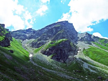 Naaftal ve Saminatal alp vadileri ve Lihtenştayn Alpleri 'ndeki dağ tepeleri Steg, Lihtenştayn