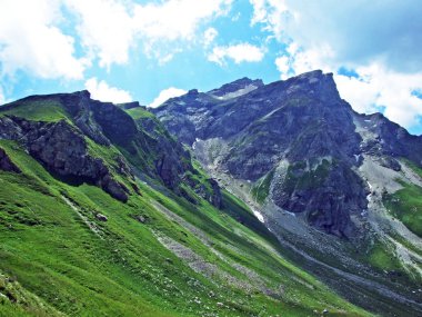 Naaftal ve Saminatal alp vadileri ve Lihtenştayn Alpleri 'ndeki dağ tepeleri Steg, Lihtenştayn