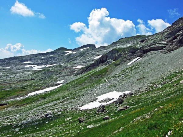 リヒテンシュタインアルプスの山塊の岩や石とナファタル高山の谷の上 マルブン リヒテンシュタイン — ストック写真