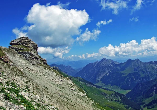 Klippor Och Stenar Berget Liechtenstein Alperna Och Över Dalen Naaftal — Stockfoto