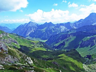 Liechtenstein Alpleri 'ndeki Naafkopf zirvesinden Gamperdonatal Alp Vadisi ve Avusturya Alpleri manzarası - Steg, Liechtenstein
