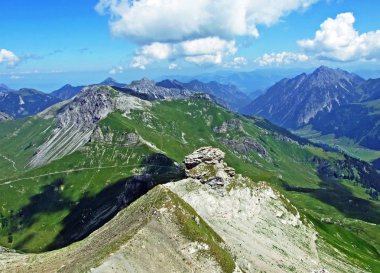 Alp dağlarının zirveleri Augstenberg ve Gorfion Saminatal Alp vadisinde ve Lihtenştayn-Avusturya Alp dağlarında Steg, Lihtenştayn