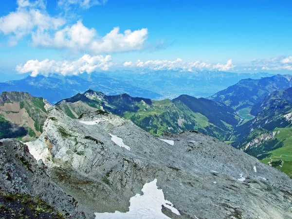 从位于拉蒂肯边境高山地块或Rtikon Grenzmassiv Oder Raetikon 和列支敦士登阿尔卑斯山脉的Naafkopf阿尔卑斯山脉山顶观看 — 图库照片