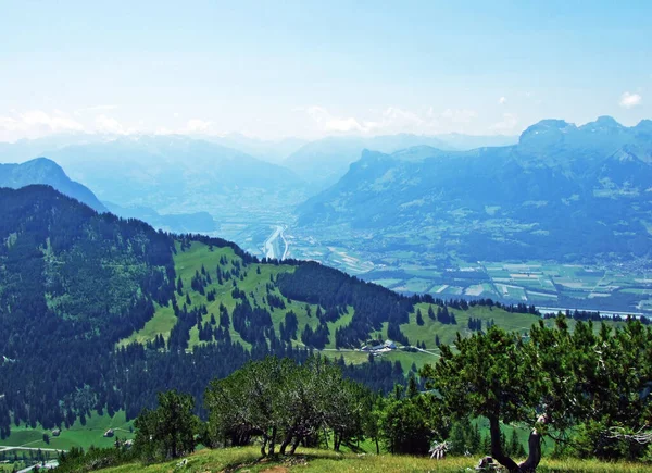 从列支敦士登阿尔卑斯山山脉斜坡看莱茵河流域 莱茵塔尔 列支敦士登特里森贝格 — 图库照片