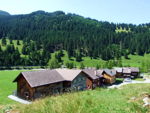 Desa Kecil Alpen Tradisional Steg Lembah Saminatal Dan Jantung Pegunungan — Stok Foto