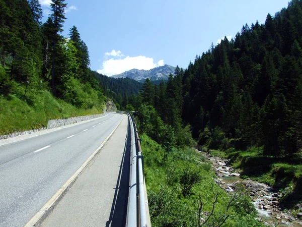 Estrada Regional Entre Assentamentos Alpinos Steg Malbun Longo Vale Córrego — Fotografia de Stock