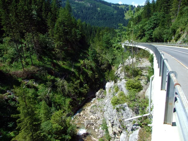 Droga Regionalna Między Miejscowościami Steg Malbun Oraz Doliną Potoku Malunbach — Zdjęcie stockowe
