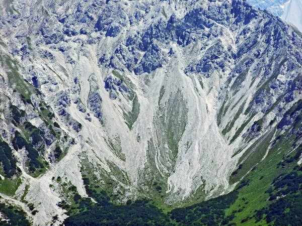 Pedras Maciço Montanhoso Dos Alpes Liechtenstein Sobre Vale Alpino Saminatal — Fotografia de Stock