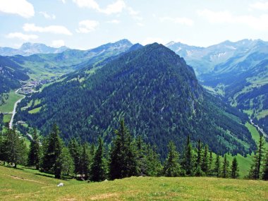 Alp Dağı tepesi Kirchlespitz Saminatal Alp Vadisi ve Lihtenştayn Dağları 'nda Steg, Lihtenştayn