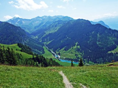 Saminatal Alp Vadisi manzarası ve Liechtenstein Alpleri 'nin zirveleri - Steg, Lihtenştayn