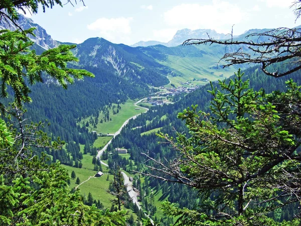 从列支敦士登阿尔卑斯山山脉斜坡看Malbuntal高山山谷和滑雪度假村Malbun 列支敦士登斯泰格 — 图库照片
