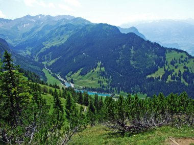 Saminatal Alp Vadisi manzarası ve Liechtenstein Alpleri 'nin zirveleri - Steg, Lihtenştayn