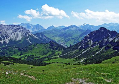 Schonberg veya Schoenberg Alp Dağları 'ndan Liechtenstein ve Avusturya Alpleri' ne muhteşem manzaralar.
