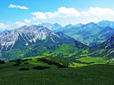 Schonberg veya Schoenberg Alp Dağları 'ndan Liechtenstein ve Avusturya Alpleri' ne muhteşem manzaralar.