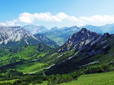 Schonberg veya Schoenberg Alp Dağları 'ndan Liechtenstein ve Avusturya Alpleri' ne muhteşem manzaralar.