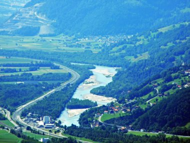 Bundner Herrschaft (Buendner Herrschaft) bölgesinde Rhine Vadisi manzarası, Mainfeld - Grisonlar Kantonu (Graubunden veya Graubuenden), İsviçre