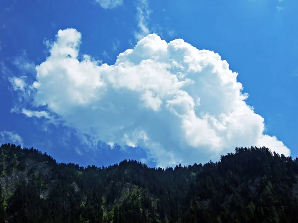 Hermosas Nubes Sobre Los Picos Montañosos Alpinos Valle Del Rin — Foto de Stock