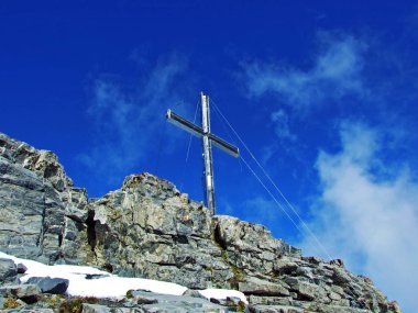 Ratikon sınır dağı kütlesi veya Raetikon Grenzmassiv 'deki Falknis tepesi ve Ren Vadisi (Rheintal), Mainfeld Kantonu - Grisonlar Kantonu (Graubunden veya Graubuenden), İsviçre
