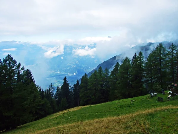 雲の上 ラティコン国境の山塊またはラティコン グレンツマスフ マインフェルドからのライン渓谷 ラインタル の眺め スイスのグリソンのカントン グラウビュンデンまたはグラウビュエンデン — ストック写真