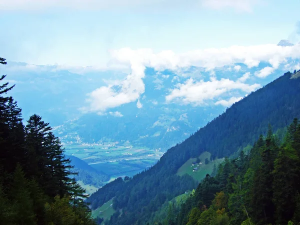 云彩之上 瑞士格里松 格劳本登或格劳宾登登 州拉齐孔边境山区地块或Raetikon Grenzmassiv的莱茵河谷景 — 图库照片