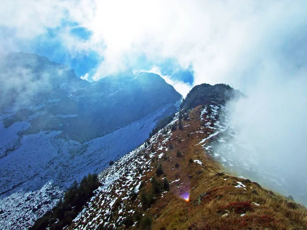 Atmosphère Mystique Unique Travers Brouillard Nuages Sur Massif Montagneux Frontière — Photo