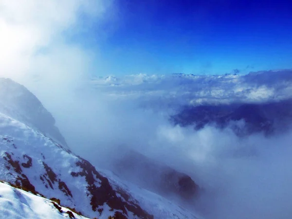 Уникальная Мистическая Атмосфера Через Туман Облака Приграничном Горном Массиве Ратикон — стоковое фото