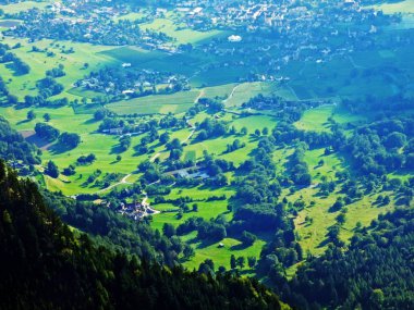 Ren Nehri Vadisi 'nin (Rheintal) Ratikon sınır dağ kütlesi veya Ratikon Grenzmassiv (oder Raetikon), Mainfeld - Grisonlar Kantonu (Graubunden veya Graubuenden), İsviçre