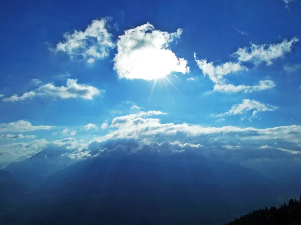Lindas Nuvens Sobre Picos Das Montanhas Alpinas Vale Rio Reno — Fotografia de Stock