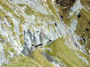 Ratikon sınır dağ kütlesi veya Ratikon Grenzmassiv, Mainfeld - Grisonlar Kantonu (Graubunden veya Graubuenden), İsviçre 'deki Falknisturm dağlarının altında mevsimlik güzel şelaleler