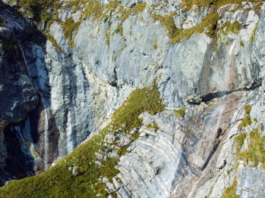 Ratikon sınır dağ kütlesi veya Ratikon Grenzmassiv, Mainfeld - Grisonlar Kantonu (Graubunden veya Graubuenden), İsviçre 'deki Falknisturm dağlarının altında mevsimlik güzel şelaleler