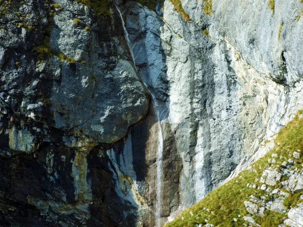Hermosas Cascadas Estacionales Bajo Rocas Alpinas Falknisturm Macizo Fronterizo Ratikon — Foto de Stock