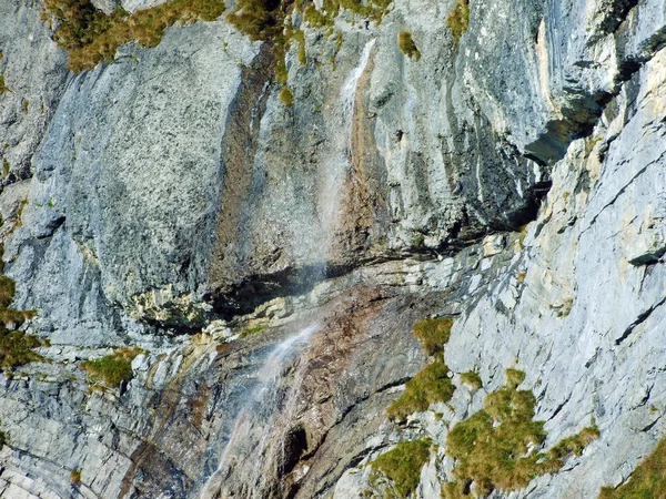 Prachtige Seizoensgebonden Watervallen Onder Alpiene Rotsen Falknisturm Het Ratikon Grensbergmassief — Stockfoto