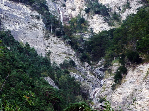 Seizoensgebonden Waterval Beek Rappentobel Canyon Mainfeld Kanton Graubunden Graubuenden Zwitserland — Stockfoto