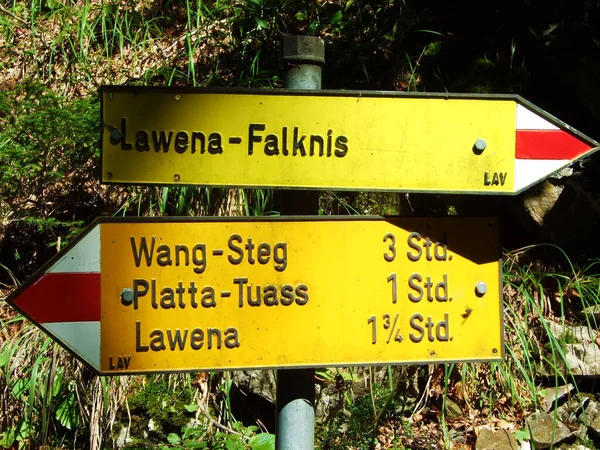 瑞士Grisons州 Graubunden或Graubuenden Ratikon边境山区Massif或Raetikon Grenzmassiv有标志的徒步和行走小径 — 图库照片