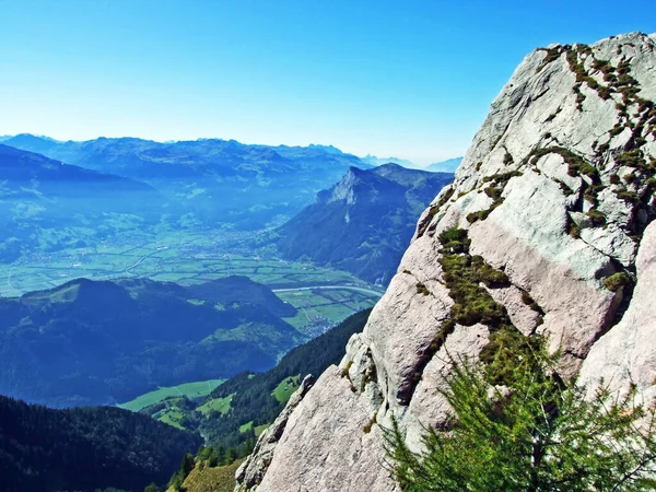 ラテコン国境の山塊またはラテコン グレンズマスヴのアルパインピーク ロトスピッツ マインフェルド スイスのグリソン県 グラウビュンデンまたはグラウビュエンデン — ストック写真