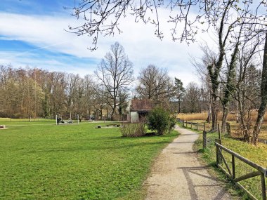 Doğada yürüyüş yolları küçük Rumensee Gölü, Kusnacht am Zurichsee (Kuesnacht am Zuerichsee) - Zürih Kantonu (Zuerich Kantonu))