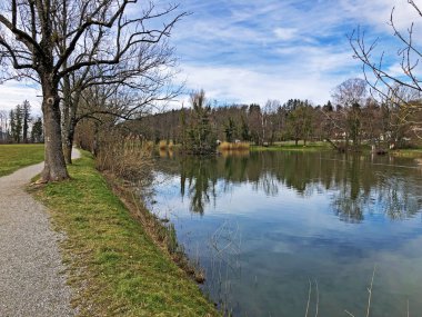 Küçük Schubelweiher Gölü (Schuebelweiher) veya Pond Schubelweiher, Kusnacht am Zurichsee (Kuesnacht am Zuerichsee) - Zürih Kantonu