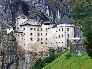 Predjama Şatosu (Predjamski mezunu veya Predjama mezunu), Hohlenburg Lueg (Hoehlenburg Lueg), Castel Lueghi veya Predjamski dvorac - Postojna, Slovenya