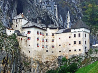 Predjama Şatosu (Predjamski mezunu veya Predjama mezunu), Hohlenburg Lueg (Hoehlenburg Lueg), Castel Lueghi veya Predjamski dvorac - Postojna, Slovenya