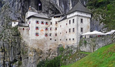 Predjama Şatosu (Predjamski mezunu veya Predjama mezunu), Hohlenburg Lueg (Hoehlenburg Lueg), Castel Lueghi veya Predjamski dvorac - Postojna, Slovenya