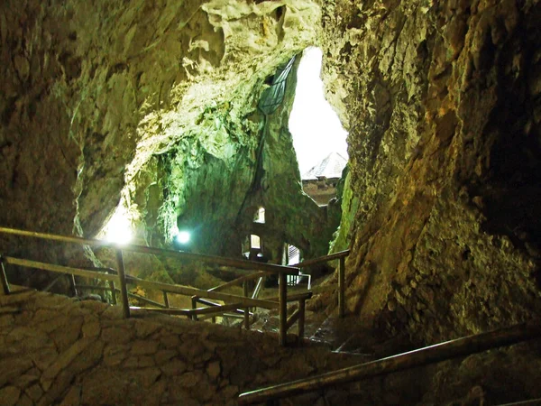 Die Höhle Unter Der Burg Predjama Höhle Unter Der Burg — Stockfoto
