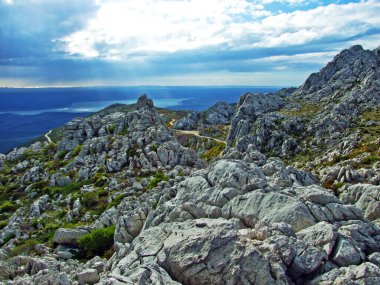 Mali Alan - Hırvatistan (Krski velebitski krajobraz uz majstorsku cestu i Mali Alan, Velebit - Hrvatska)