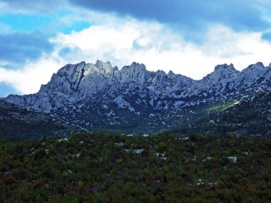 Tulove Grede 'nin kayalık tepesi veya Tulovice' nin karst dağı zirvesi, Velebit - Hırvatistan (Stjenoviti greben Tulove grede ili krski planinski vrh Tulovice - Hrvatska)