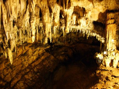 Yukarı Barac Mağarası veya Gornja Baraceva sızıntısı (Barac mağaraları veya Znacajni Krajolik Baraceve sızıntısı) - Rakovica, Hırvatistan