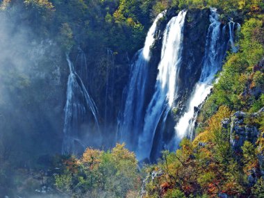 Büyük şelale (Veliki şaplak veya Tokat Plitvica), Plitvice Gölleri Ulusal Parkı veya nacionalni parkı Plitvicka jezera, UNESCO doğal mirası - Plitvica, Hırvatistan (Kroatien / Croazia / Hrvatska))