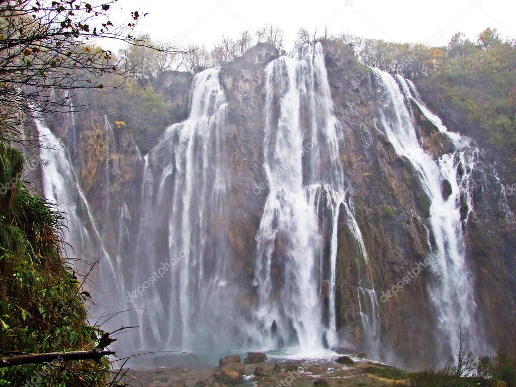 Big waterfall (Veliki slap or Slap Plitvica), Plitvice Lakes National Park or nacionalni park Plitvicka jezera, UNESCO natural world heritage - Plitvica, Croatia (Kroatien / Croazia / Hrvatska)