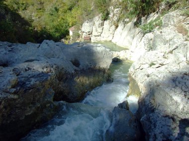 Kotli - Buzet, Hırvatistan (Vapnenacke stijene i gornji tok rijeke Mirne u selu Kotli - Buzet, Hrvatska)