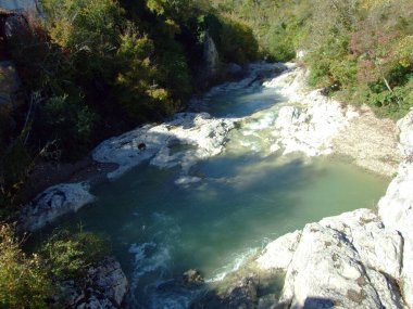 Kotli - Buzet, Hırvatistan (Vapnenacke stijene i gornji tok rijeke Mirne u selu Kotli - Buzet, Hrvatska)