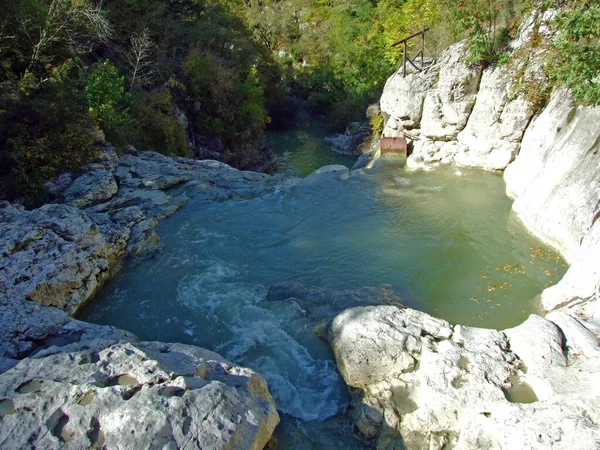 Kalkstenen Rotsen Bovenloop Van Mirna Rivier Het Dorp Kotli Buzet — Stockfoto