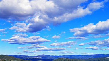 Istria yarımadasının üzerindeki gökyüzünde muhteşem sonbahar bulutları - Motovun, Hırvatistan